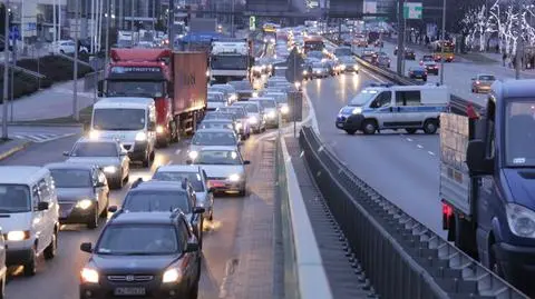 "Alfa romeo wjechał w tył tira". Aleje Jerozolimskie stoją