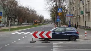 Auto blokuje ulicę