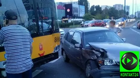 Zderzenie opla z autobusem. Dwie osoby ranne