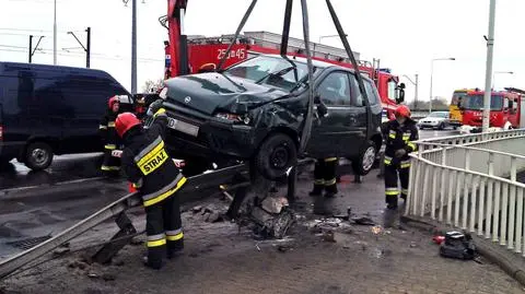 Fiat na barierkach mostu