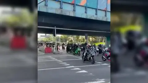 Dziesiątki motocyklistów przejeżdżają ruchliwe skrzyżowanie. "Huk na pół miasta i samowolne zatrzymanie ruchu"