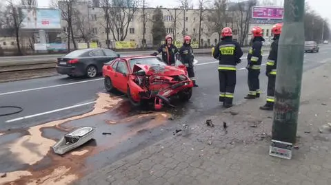 Rozbił porsche na latarni