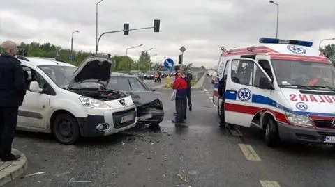 Zderzenie trzech aut na Wirażowej