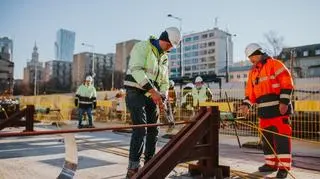 Przesuwanie budynku na terenie dawnej fabryki Norblina