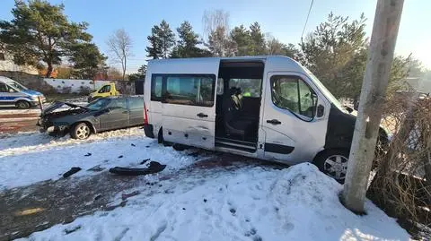 Wiózł niepełnosprawne dzieci. Uderzył w auta, potrącił kierowcę, wjechał w ogrodzenie. Policja: miał ponad półtora promila