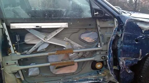 Wpadł na autobus i mercedesa, stracił część drzwi