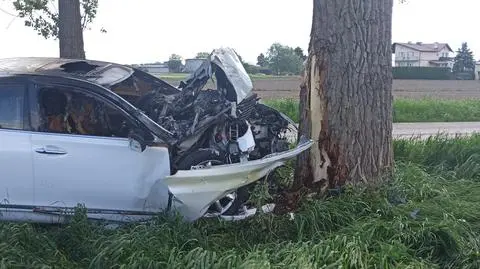 Po uderzeniu w drzewo auto stanęło w ogniu. Kierowca pod wpływem alkoholu 