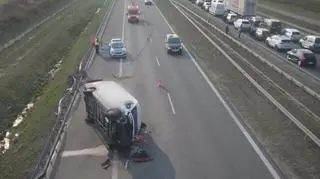 Na jezdni w kierunku Warszawy doszło do wypadku busa