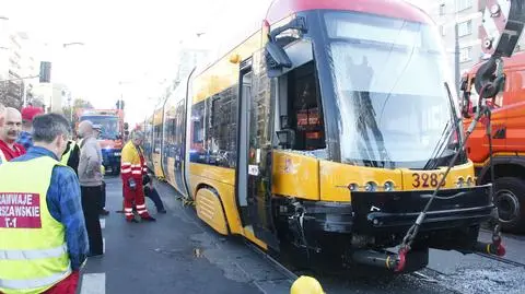 Tramwaj wepchnięty na jezdnię po zderzeniu z autokarem. Korki