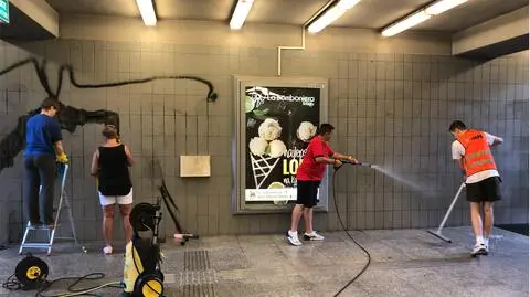 Zniszczone ściany w metrze Kabaty. Wielkie litery wymalowane sprayem