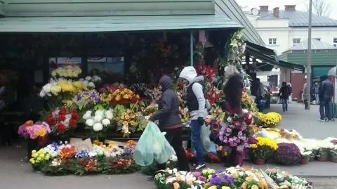 Sprzątają i dekorują. Przygotowania do Wszystkich Świętych 