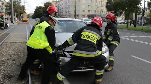 Zderzenie trzech samochodów. Stanęły tramwaje