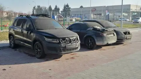 Płonęło 14 aut. Właściciele wystawili część na parking