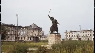 Warszawa, plac Krasińskich, na pierwszym planie pomnik Jana Kilińskiego