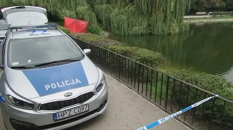 Policja w Ogrodzie Saskim. "Ze stawu wyłowiono ciało"