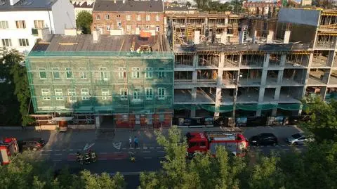 Beton z budowy przelał się na strych sąsiedniej kamienicy. Ewakuowano mieszkańców