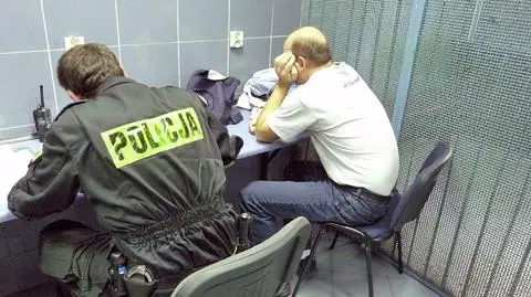 Uciekał przed "napadem"  kradzionym samochodem