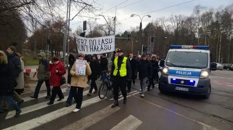 Spacerowali w proteście. Nie chcą chodnika w rezerwacie