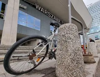 Przy Dworcu Centralnym w Warszawie nie ma gdzie zostawić roweru