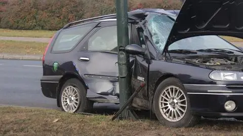 Renault na latarni przy Ostrobramskiej. "Korek, bo kierowcy się patrzą"