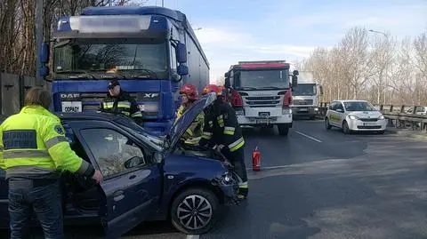 Zderzenie z udziałem ciężarówki na Wisłostradzie. Jedna osoba ranna