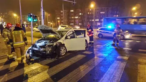 Zderzenie na Bakalarskiej. W aucie butelki po alkoholu. "Kierujący oddalili się"