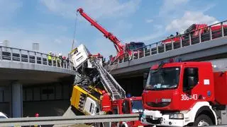 Akcja podnoszenia wraku autobusu na trasie S8