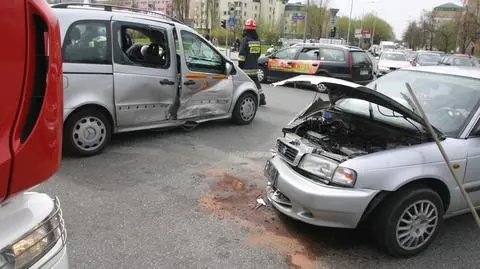 Mercedes na boku po zderzeniu z suzuki