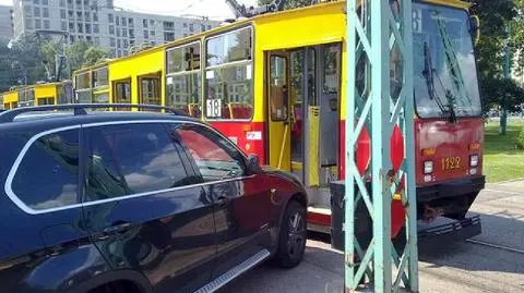 Źle zaparkowane BMW zatrzymało tramwaje