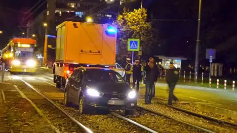 Na torowisko wjechał samochód, stanęły tramwaje 