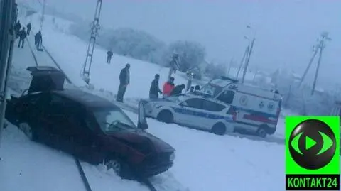 Wjechał autem pod pociąg