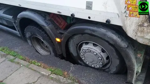 Pod śmieciarką zapadła się jezdnia. Przyczynę wyjaśnił wykonawca drugiej linii metra
