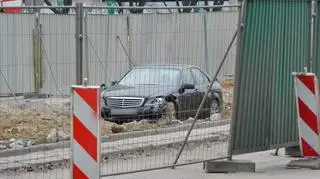 Mercedes wjechał do wykopu