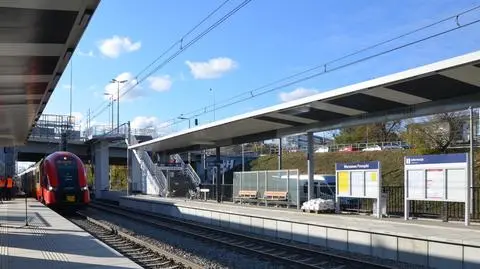 Na Wszystkich Świętych przystanek kolejowy przy Powązkach