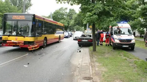 Wypadek autobusu i bmw.  Jedna osoba ranna