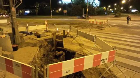 Uszkodzona rura na Ciszewskiego. Ulica nadal częściowo zamknięta