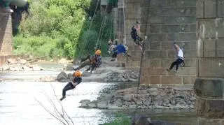 Skoczyli z mostu Gdańskiego na linach