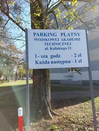 Parking należący do Wojskowej Akademii Technicznej