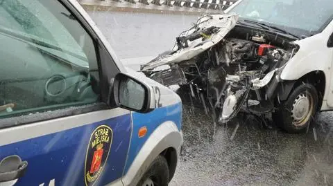 Kolizja na zjeździe z Siekierkowskiej. Auto dostawcze na barierkach