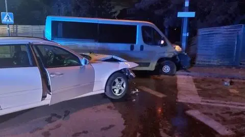 Uderzył w nieoznakowany radiowóz. Policyjne auto wpadło na ogrodzenie