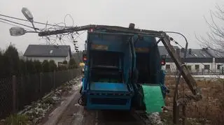 Słup energetyczny przewrócił się na śmieciarkę