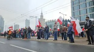 Przy rondzie Dmowskiego gromadzą się uczestnicy marszu