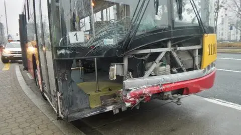 Zderzenie auta z autobusem. Jedna osoba ranna 