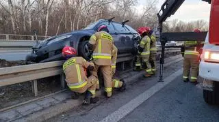 Auto wpadło na barierki na Wisłostradzie