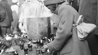 Uczennica zapala znicz (1968)