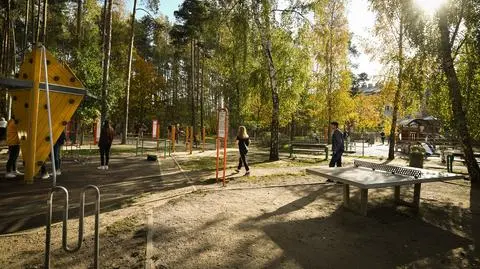 Dzielnica kupiła działkę z placem zabaw i plenerową siłownią