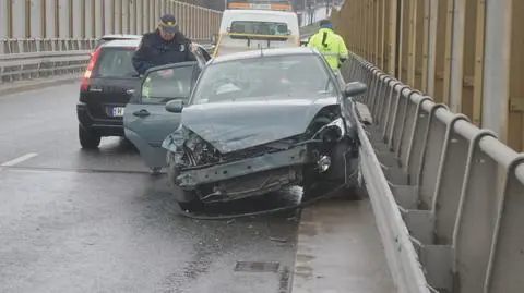 Auto uderzyło w barierki. Utrudnienia na estakadzie 