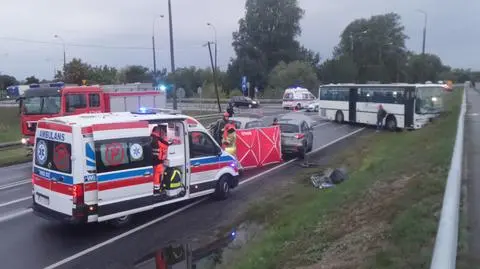 Wypadek na S7. Zginęła kobieta, autobus wbił się w wał