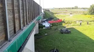 Ciężarówka spadła z wiaduktu trasy S8