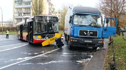 Wypadek autobusu. Pasażer wypadł przez okno